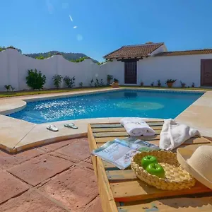 spacious-holiday-home-with-gorgeous-garden-near-malaga.hotelsinnerja.org/